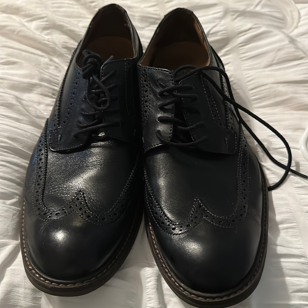 1 pair men’s black vionic dress shoes. Size 10.5 US.